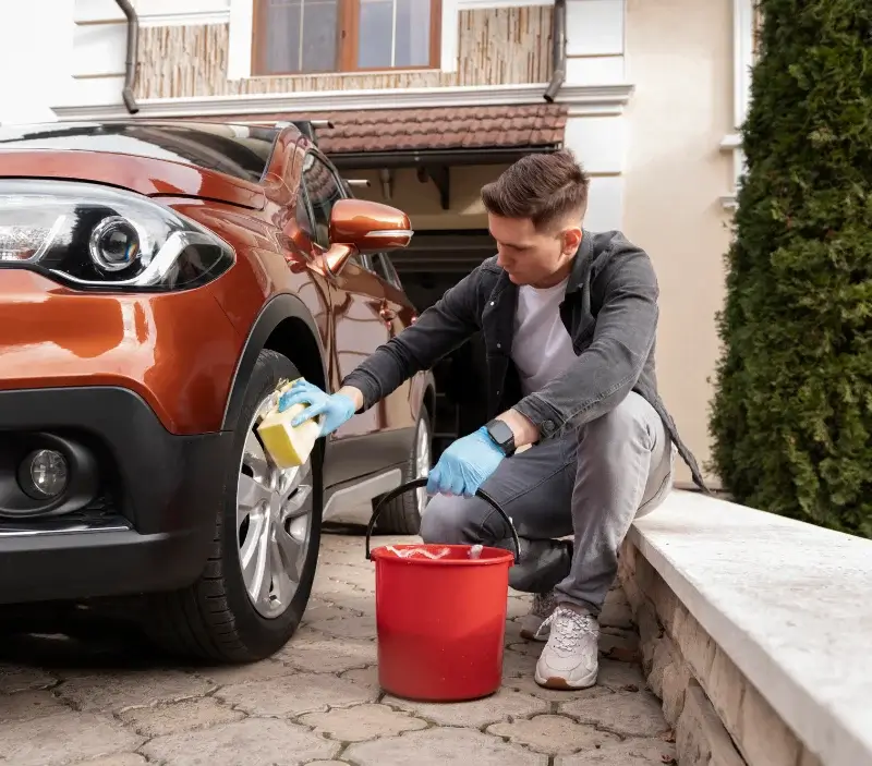 Lavage auto à domicile Belcastel : professionnel intervenant sur un véhicule